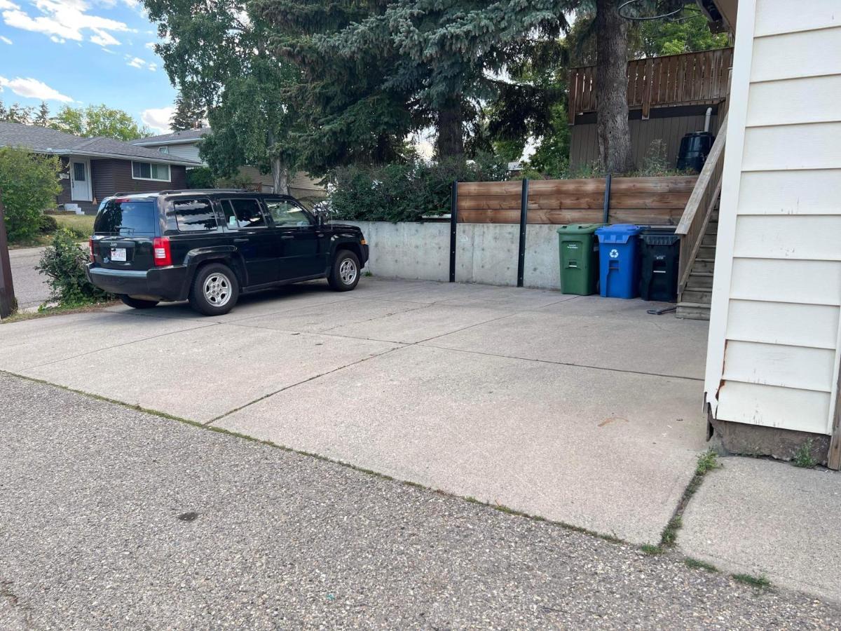 Cozy Basement Suite-溫馨小屋 Designated Parking YYC Exteriör bild