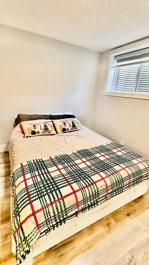 Cozy Basement Suite-溫馨小屋 Designated Parking YYC Exteriör bild