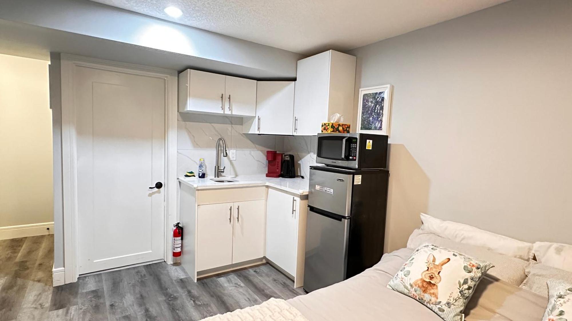 Cozy Basement Suite-溫馨小屋 Designated Parking YYC Exteriör bild